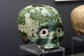 Schädel mit Mosaikbesatz aus Türkissteinen, Mexiko, even­tuell Oaxaca, Puebla, Guerrero, eventuell Mixteken, vor 1500 n. Chr. © Museum of Anthropology Athens, Foto: Theodoros Pitsios