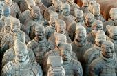 Blick auf eine Gruppe von Infanteristen der Terrakottaarmee in Mützen und Panzern am Fundort in China. © Museum of Qin Shihuang Terracotta Army, Xi’an (China)