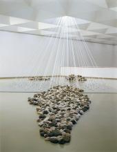 Yoko Ono mit Balance Piece, Installations- ansicht, Transparency: Art for Energy, MACRO, ­Rom, Italien, 2. Juli bis 22. August 2010 Foto: Marco Delogu, © mit freundlicher Genehmigung von Yoko Ono