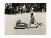 Friedrich Seidenstücker, ohne Titel, Spaziergang in der Ahornstraße, Berlin, 1930/2012, Fotografie, Sammlung Deutsche Bank