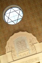 Detail aus dem Innenraum der ehemaligen Synagoge in St. Pölten/Bekrönung des Toraschreines Foto: Josef Herfert