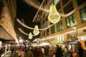 Weihnachtliche Beleuchtung mit prunkvollen Kronleuchtern