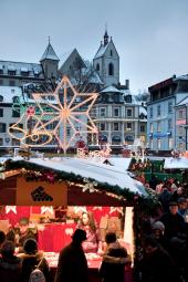 Mitten in der Innenstadt befindet sich der idyllische Weihnachtsmarkt. 