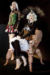 Blick in die Fashion-Vitrine Schwarze Szene in der Ausstellung Dekoration und Produkte, XtraX Neu-Ulm © rem, Foto: Jean Christen 
