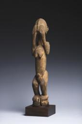 008_DogonFigur_mitHaenden_vorGesicht