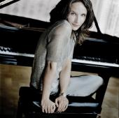 Hélène Grimaud High Res 3 - credit  Mat Hennek and DG