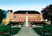Ischl Kongresshaus Front mit Springbrunnen gross