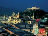 Altstadt von Salzburg bei Nacht 