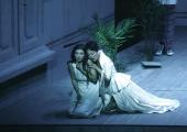 Die Zauberflöte, v.l.n.r.: Aga Mikolaj (Pamina) und Urantsetseg Urtnasan (Die Königin der Nacht), Fotograf: Gert Weigelt