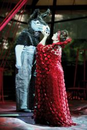 Foto Alexander Waechter als Zettel und Suse Lichtenberger als Titania, Ein Sommernachtstraum, Rosenburg
