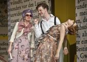 Foto: Bunbury - Ernst sein ist alles, v.l.: Janine Wegener (Lady Bracknell), Johannes Gabl (Jack Worthing), Martina Dähne (Gwend