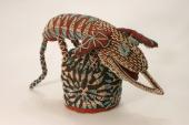 Hutmaske mit Tiergestalt Pflanzenfaser, glasperlenbestickter Stoff Bamileke, Bandjoun, Kamerun Sammlung 