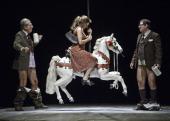 Foto: v.l.: Günter Lieder (Speer), Sarah Jung (Karoline), Elmar Drexel (Rauch), Kasimir und Karoline, Tiroler Landestheater - Ka