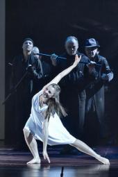 Foto: Lucy Scherer als Lulu, Ensemble