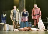 v.l.: Elli Wissmüller (Kattrin), Burkhard Wolf (Prediger), Judith Keller (Mutter Courage), Edwin Hochmuth (Schweizerkas), Helmut
