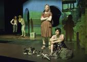 Foto: v.l.: Elli Wissmüller (Jeanne), Bernhard Wolf (Antoine), Sinikka Schubert (Sawda), Ute Heidorn ( Nawal), Verbrennungen, Ti