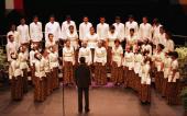 Weltmuseum Wien - Agria Swara Chor aus Indonesien - Ein großer Chor in der Säulenhalle