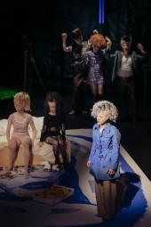 Akademietheater - Am Ende Licht - Dorothee Hartinger, Marie-Luise Stockinger, Maresi Riegner, Sebastian Klein, Stefanie Dvorak, Bardo Böhlefeld