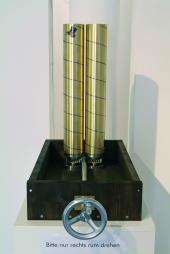 Auf und Ab, 2003 – 2006, Gegenläufige Texte auf zwei drehbaren Walzen, Sammlung Würth