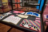 Ausstellungsansicht Bilderbuchkunst, MAK 2022 - Vortrag von Gastkurator und Sammler Friedrich C. Heller und Ursula Brandstätter