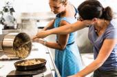 Schloss Tabor - Burgenländisches Sterz-Festival & Most-Kirtag - Bild: Sterz kochen