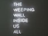 Foto: Claire Fontaine - The weeping wall inside us all