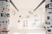 Foto: Ausstellungsansicht Dan Perjovschi Between Lines