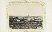 Deep Dive Donnerstag: Kuratorinnenführung - Historische Fotografie gegen den Zeitgeist - Eduardo Unda. „Parte del Panorama de Puebla tomado de la altura de Loreto“. 1863. 29,8 cm × 40,5 cm. Albumendruck. auf Untersatzkarton kaschiert