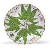 Foto: Dessertteller mit Relief-Blättern und Europäischen Blumen