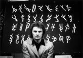 Dominik Steiger vor seinem künstlerischen Beitrag im Rahmen der Gründungsveranstaltung der Grazer Autorenversammlung, 1973