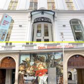Gute Nachbarschaft - Tasse, Teller, Tisch; Die Eingänge des Jüdischen Museum Wien und des Dom Museum Wien