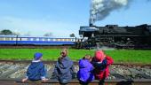 Kinder vor der Lok