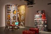 Kuratorinnenführung - Critical Consumption - Bild: Ausstellungsraum mit Objekten die sich mit kritischem Konsum beschäftigen
