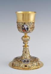 Benediktuskelch: Die sechs Emaille-Medaillons auf dem reich verzierten Kelch (Augsburg, um 1700 ) zeigen Wunderszenen aus dem Leben des Hl. Benedikt (Leihgabe des Benediktinerstifts St. Paul im Lavanttal/ Kärnten). Foto: P. Gerfried Sitar, Benediktin