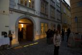 Foto: Eingang Mozarthaus bei Abenddämmerung
