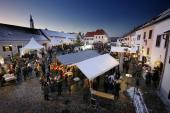 Mittelalterlicher Christkindlmarkt mit Burgadvent