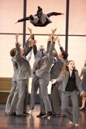 Foto: Ardee Dionisio (fliegend), im Vordergrund: Areti Palouki, Ensemble