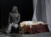 v.l.: Harald Windisch (Othello), Laura Garde (Desdemona) 