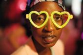 »Rafiki« | Open-Air-Kino - Sehpflege, Augenbrauen, Brillen, Wimpern, Blitzlichtfotografie, Happy, Kopfbedeckung, Unterhaltung, Veranstaltung, Maske