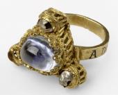 Einzigartig ist der aus Gold gefertigte Ring, der dem Grab Heinrichs IV. bei der Öffnung der Kaisergräber 1900 entnommen werden konnte. Seinen dreieckigen Ringkopf ziert ein Saphir.