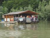 Foto: Schwimmende Almhütte