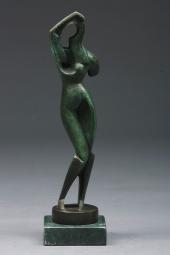 Stehende Frau, ihr Haar kämmend. 1914. Bronze 35x9x8cm Steinsockel 4cm hoch