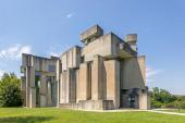 WOTRUBA. Himmelwärts - Kirche Zur Heiligsten Dreifaltigkeit auf dem Georgenberg in Wien-Mauer, Ansicht von Süd-Ost